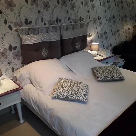 לינה וארוחת בוקר Les Trois Pommiers