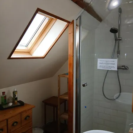 Les Trois Pommiers לינה וארוחת בוקר