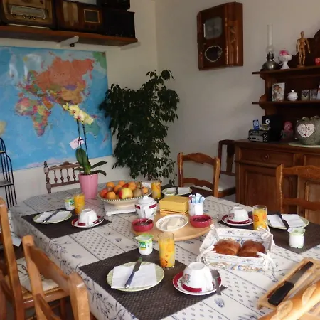 לינה וארוחת בוקר Les Trois Pommiers 3*